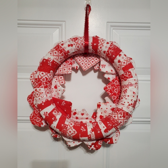 Valentine's Day Wreath & Home is Where the Heart Is figure - Picture 4 of 16